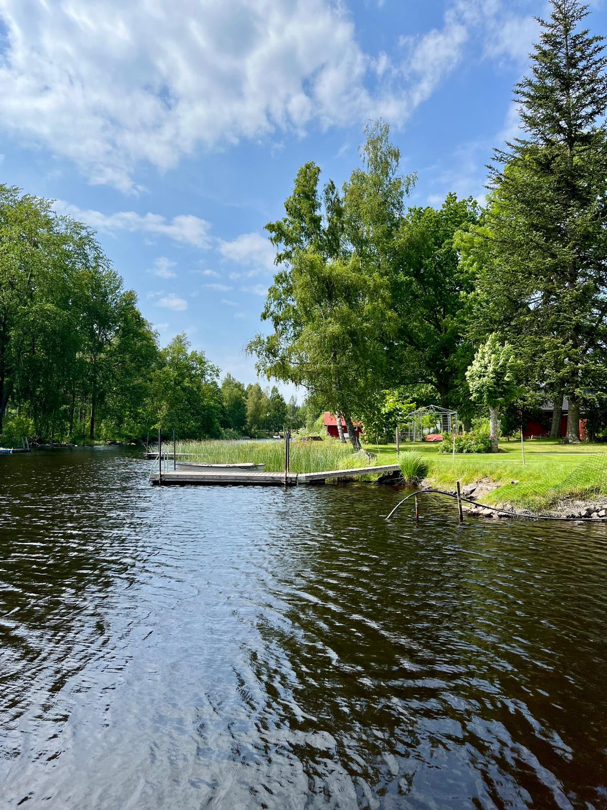 Klares Wasser am Seeufer